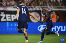 LOL决赛-法国队轻取韩国队，黄鸭组合扛起全队