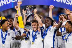 英雄联盟总决赛-包含英格兰队实力凌厉，团结拼搏战胜对手的词条