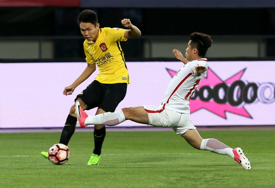 关于雄火中锋遭遇犯规离场，球队陷入下风的信息