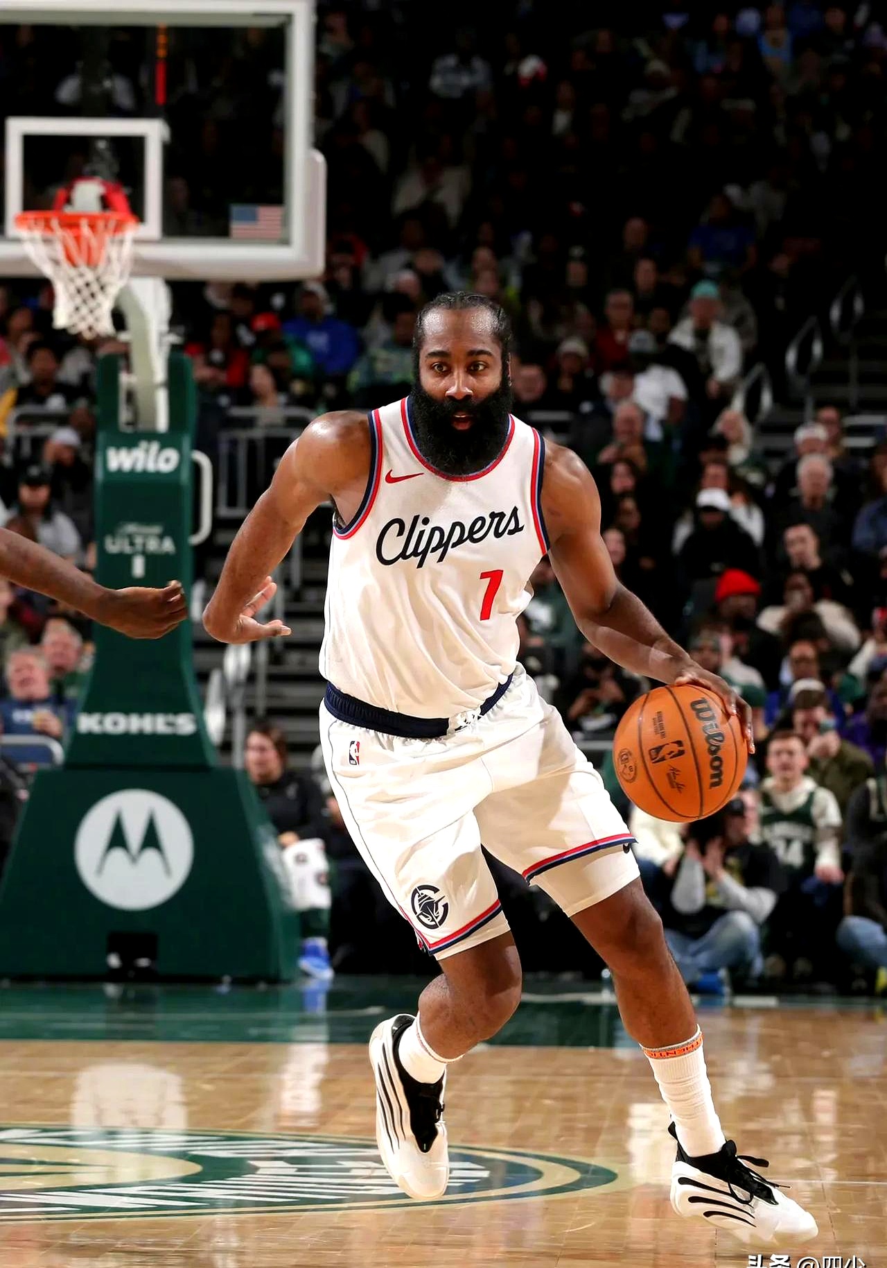 包含快船守卫发挥出色，全力带领球队取得胜利的词条