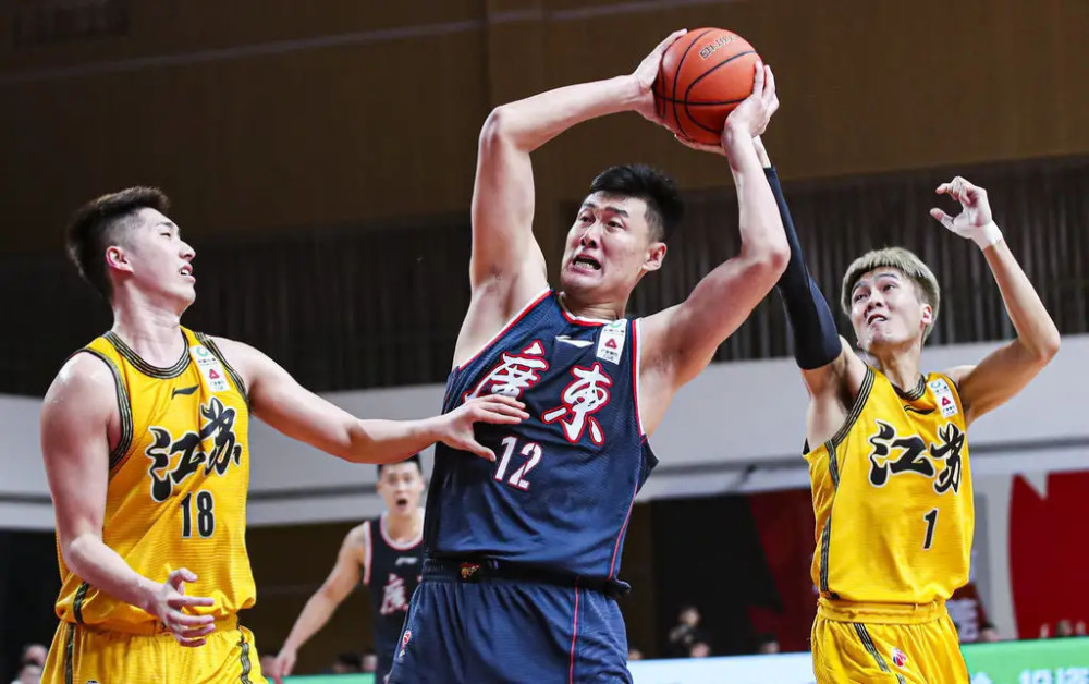 关于大战瞬息万变，球队团结互助，助力取胜的信息