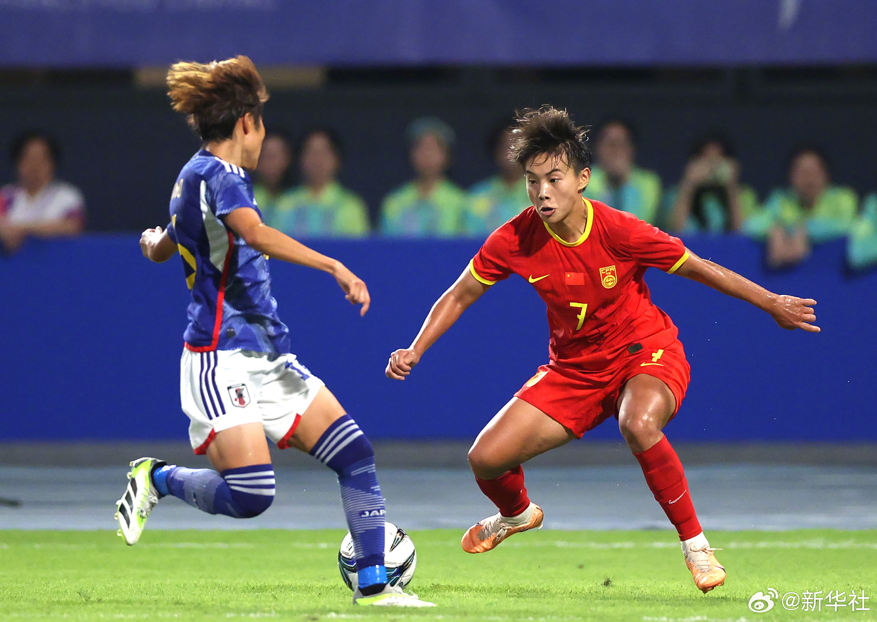 女足名将备战重要比赛，备受瞩目！