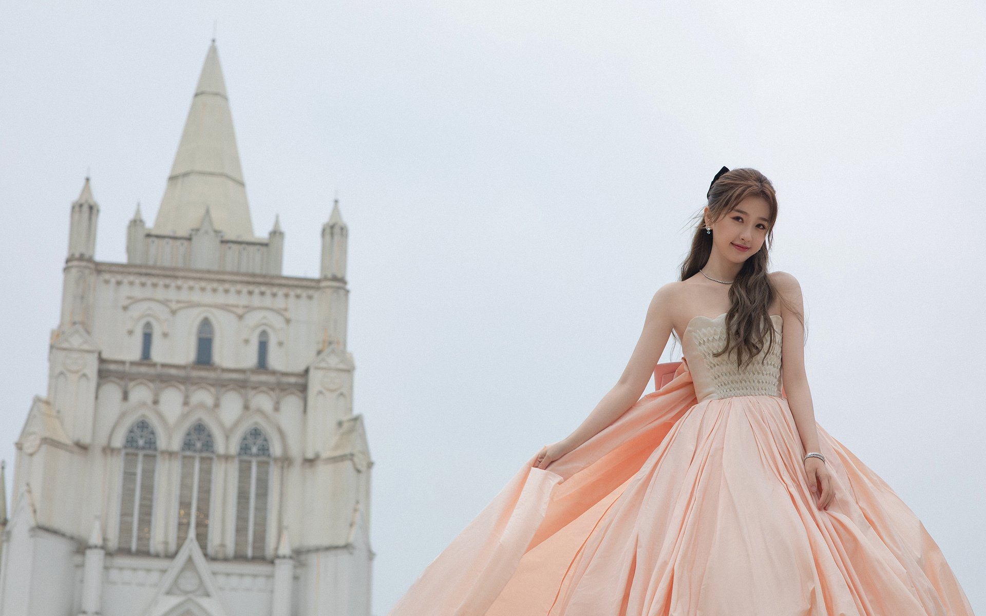 要体现唯一性，就需要放弃常规的体育报道写法，而是构建一个时空错位、身份错位、以个人技艺对抗宏大叙事的传奇寓言